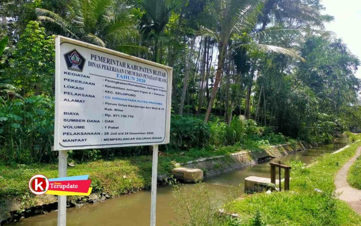 Plang Profil Pembangunan Saluran Irigasi di Desa/Kecamatan Selopuro (foto : Faisal NR / Klikwarta.com) 