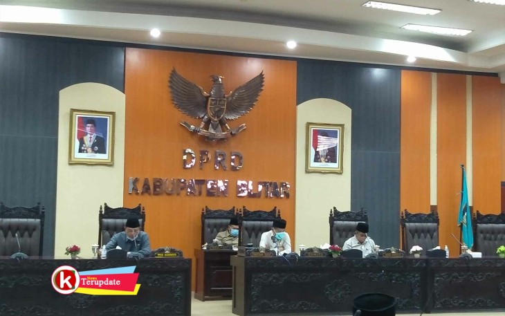 Ketua DPRD Kabupaten Blitar Suwito Saren Satoto (dua dari kanan) Saat Memimpin Rapat Paripurna, Senin 9 Oktober 2020. (foto : Faisal NR / Klikwarta.com) 