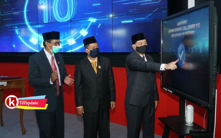Pjs Walikota Blitar Jumadi Menombol Layar Monitor Penanda Peluncuran Layanan Darurat 112 (foto : Faisal NR / Klikwarta.com) 