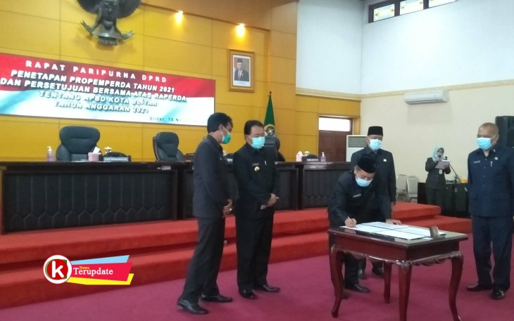 Wakil Ketua DPRD Kota Blitar Agus Zunaidi Menandatangani Persetujuan Bersama Eksekutif Tentang APBD Tahun 2021 (foto : Faisal NR / Klikwarta.com) 