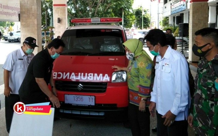 Pjs Walikota Jumadi Memecah Kendi di Depan Mobil Ambulance Penanda Diterimanya Bantuan dari Bank Jatim (foto : Faisal NR / Klikwarta.com) 