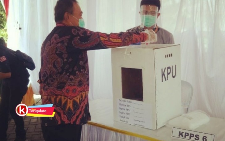 Pjs Bupati Blitar Budi Santosa Ketika Memeragakan Salah Satu Tahapan Pemungutan Suara Dalam Giat Simulasi (foto : Faisal NR / Klikwarta.com) 