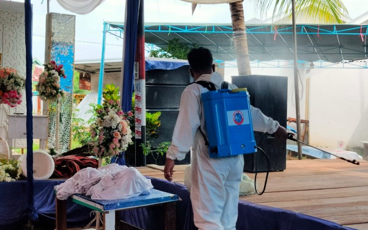Satbrimobda Polda Bengkulu Semprot Disinfektan Sebelum Acara Resepsi Pernikahan
