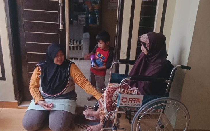 Oom Komasih (73) Sedang Duduk Termenung
