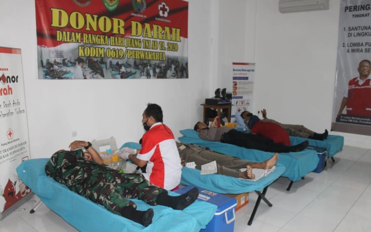 Personel TNI-Polri dan Beberapa Perwakilan Ormas Mengikuti Baksos Donor Darah Di Kantor PMI Kabupaten Purwakarta (Foto :Pendim 0619)