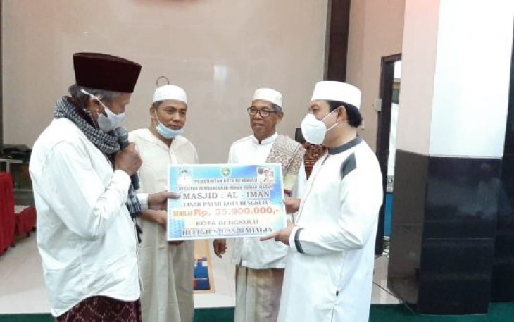 Plt Walikota Dedy Wahyudi Saat Memberikan Bantuan untuk Biaya Renovasi Masjid