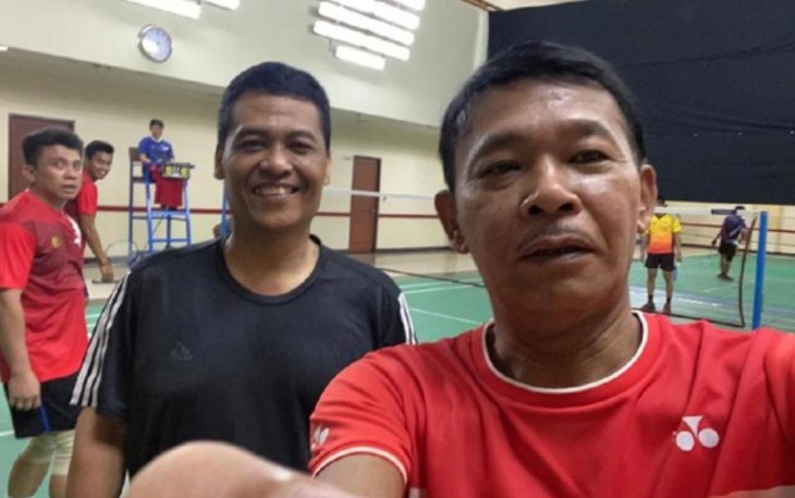 Kapolri Jenderal Polisi Idham Azis bersama  Kadiv Humas Polri, Irjen Argo Yuwono tersenyum ke arah kamera ponsel usai olahraga badminton. Selasa (1/12/2020).