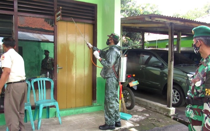 Kodim 0736/Batang dan Koramil jajaran melaksanakan penyemprotan disinfektan secara serentak dipangkalan masing-masing.Rabu (2/12/20)