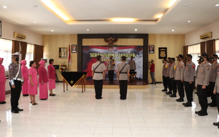 Kapolres Kendal AKBP Raphael Sandhy Cahya Priambodo, S.I.K memimpin upacara serah terima jabatan Wakapolres Kendal Kompol Sumiarta, S.H.,M.H kepada Kompol Donny Eko Listianto, S.H.,S.I.K.di ruang Aula Mapolres Kendal. Kamis, 3/10/2020.