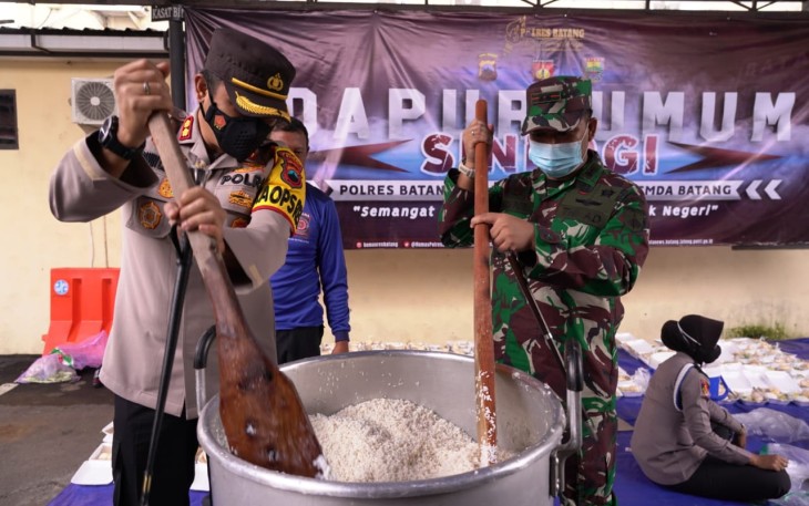 Dandim 0736/Batang Letkol Arh. Yan Eka Putra dan Kapolres Batang AKBP Edwin Louis Sengka memberikan semangat para petugas yang sedang mengolah bahan makanan di dapur umum bagi warga terdampak COVID-19 di Halaman belakang Mapolres Batang, Kamis (3/12/2020).