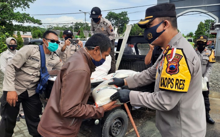 Polres Purbalingga kembali menyalurkan bantuan berupa beras kepada masyarakat, Jumat (4/12/2020).