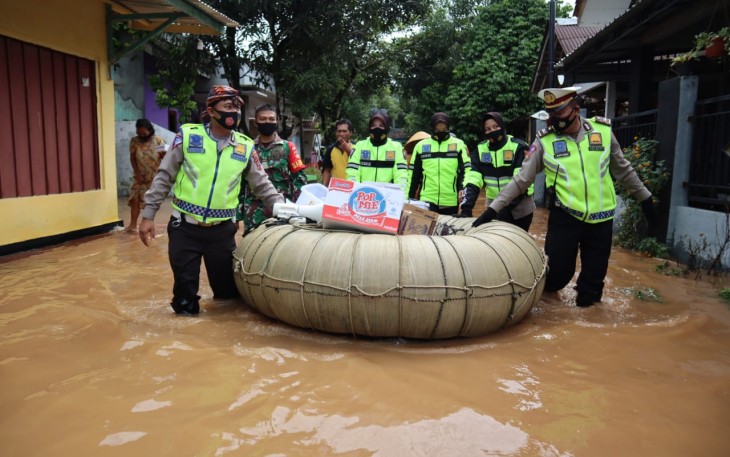 Satlantas Polres Purbalingga kembali menyalurkan bantuan. Bantuan berupa makanan disalurkan untuk korban banjir di Desa Cilapar, Kecamatan Kaligondang, Kabupaten Purbalingga, Jumat (4/12/2020).