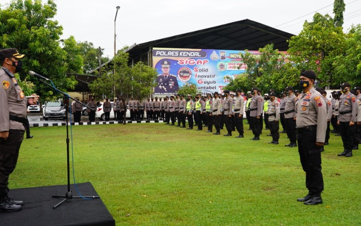 Apel gelar pasukan pengamanan yang diselenggarakan di halaman Polres Kendal, Minggu (6/12/2020).