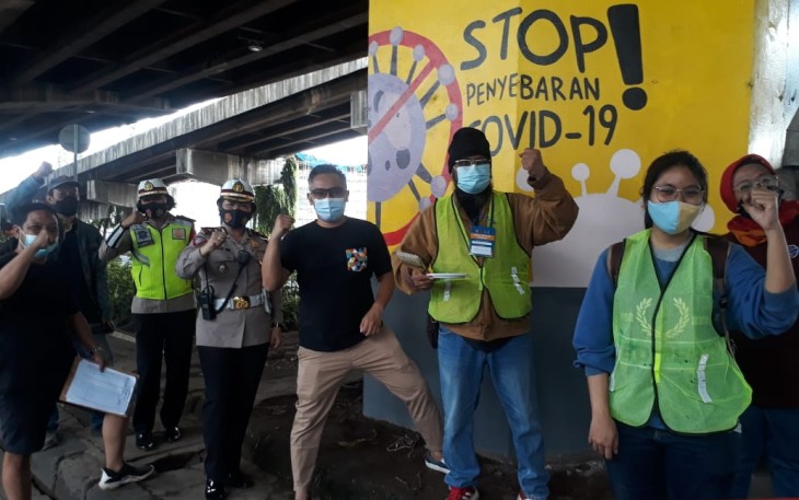 Kasat Lantas Restro Jakarta Timur Kompol Telly Bahute melaksanakan Kegiatan penyuluhan kepada para pelukis Seni Mural Edukasi Covid-19 di depan kantor proyek becakayu dan di sepanjang jalan Di Panjaitan dan jalan Ahmad Yani Jakarta Timur Sabtu 05 Desember 2020