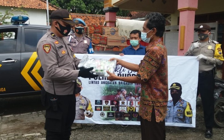 Lintas Angkatan Brigadir Polres Purbalingga menggelar bakti sosial (Baksos) untuk korban bencana alam. Kegiatan dilaksanakan dengan memberikan bantuan di seluruh wilayah tedampak bencana alam, Minggu (6/12/2020).