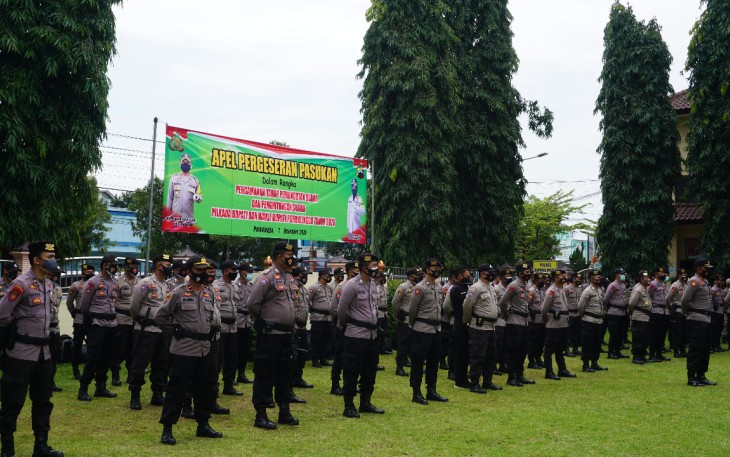 Polres Purbalingga Melaksanakan Apel Pergeseran Pasukan Pengamanan Tahap Pemungutan Suara di Halaman Mapolres Purbalingga 