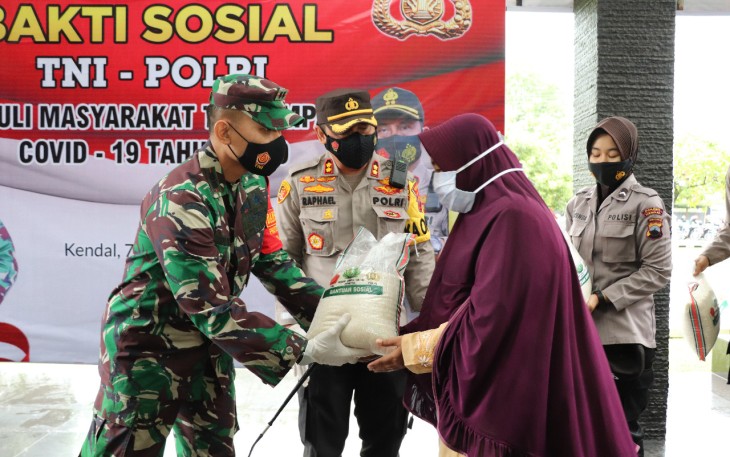 Polres Kendal dan TNI Melaksanakan Kegiatan Bakti Sosial Peduli Masyarakat Terdampak Covid-19