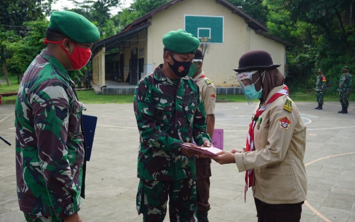 Kepala Staf Mayor Arh Haryono menyerahkan piagam penghargaan kepada para peserta Pramuka Saka Wira Kartika berprestasi di lapangan olahraga SMKN 1 Kandeman Batang Selasa (8/12/20)