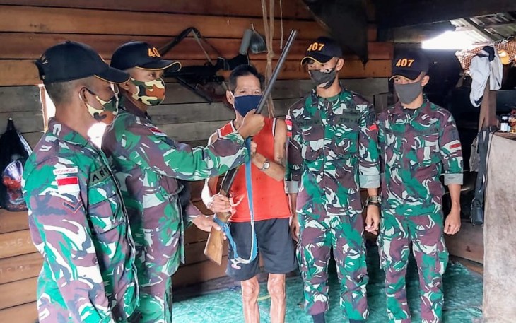 Satuan Tugas Pengamanan Perbatasan RI-Malaysia Batalyon Infanteri 407/Padma Kusuma dihadiahi satu pucuk senjata rakitan laras panjang jenis Penabur oleh warga Dusun Tangit Desa Tajum kecamatan Badau, Kabupaten Kapuas Hulu Kalbar Rabu (09/12/20)