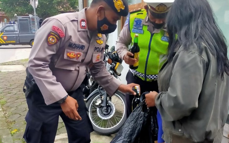 Personel Gabungan dari Kepolisian Resor (Polres Batang) dan Satuan Polisi Pamong Praja menggelar operasi yustisi di Jl dr Cipto kabupaten Batang Selasa (8/12/2020)