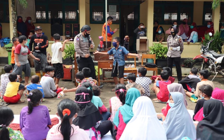 Polisi dari Satlantas Polres Purbalingga Memberikan Trauma Healing Bagi Anak-anak Korban Bencana Alam 