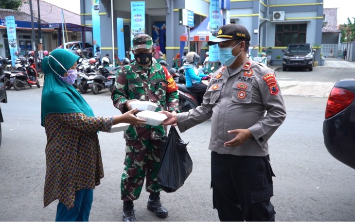 Sejumlah personel gabungan dari Polres Batang dan Kodim 0736/Batang kembali membagikan 300 nasi kotak Senin (14/12/2020). 