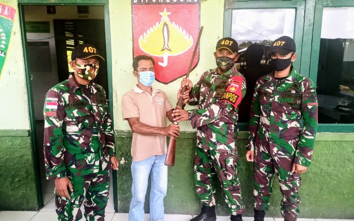 Satgas Pamtas RI-Malaysia Yonif 407/Padmakusuma, menerima penyerahan secara sukarela satu pucuk senjata rakitan laras panjang jenis penabur dari warga Dusun Kapar Desa Sungai Senunuk Kecamatan Batang Lupar Kabupaten Kapuas Hulu, Provinsi Kalbar Rabu (16/12)