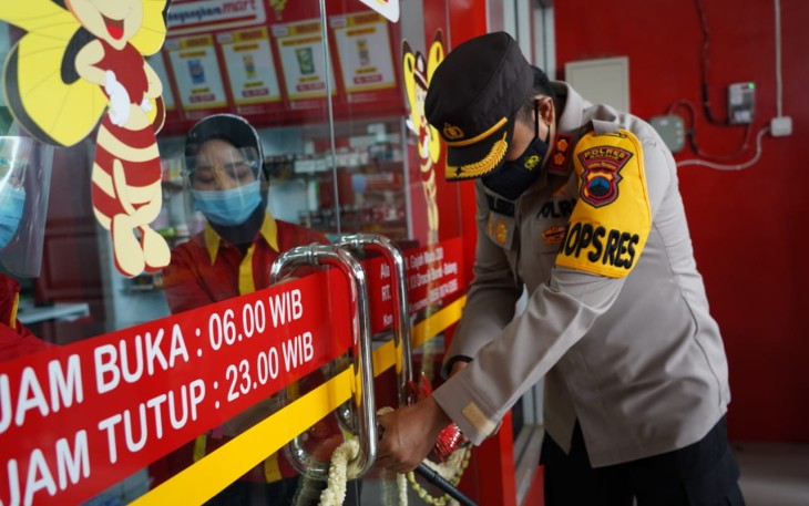 Kapolres Batang AKBP Edwin Louis Sengka Usai Membuka Sekaligus Membeli Beberapa Produk di Bhayangkara Mart