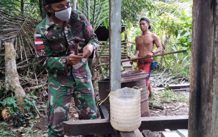Personel Satgas Pamtas Yonif 407/Padma Kusuma Pos Klawik Melaksanakan Kerja Bakti