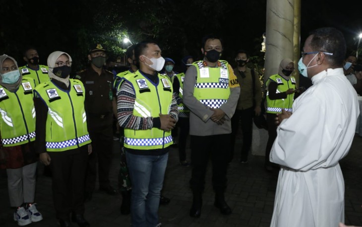 Kapolres Batang AKBP Edwin Louis Sengka bersama Forum Koordinasi Pimpinan Daerah (Forkopimda) Kabupaten Batang memantau situasi perayaan malam Natal.Kamis (24/12/2020).