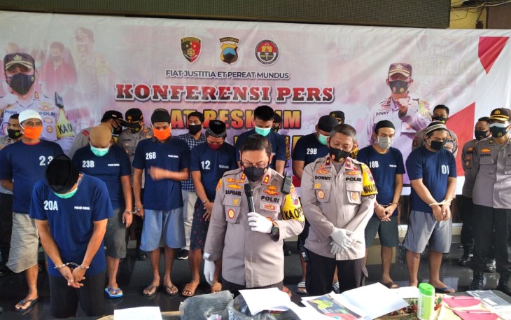 Kapolres Kendal AKBP Raphael Sandhy Cahya Priambodo, S.I.K beserta Jajarannya laksanakan  Pers Riilis di akhir tahun 2020 di depan ruang lobi Mapolres Kendal. Kamis 31/12/2020.