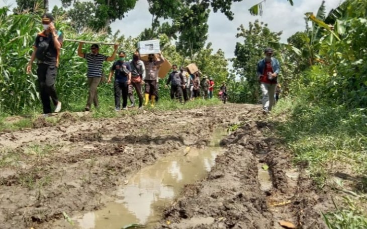 Polsek Gemuh laksanakan pendistribusian ke daerah terisolasi Desa Sokomerto, Desa paling ujung selatan dari Kecamatan Gemuh. Selasa 8/12/2020.
