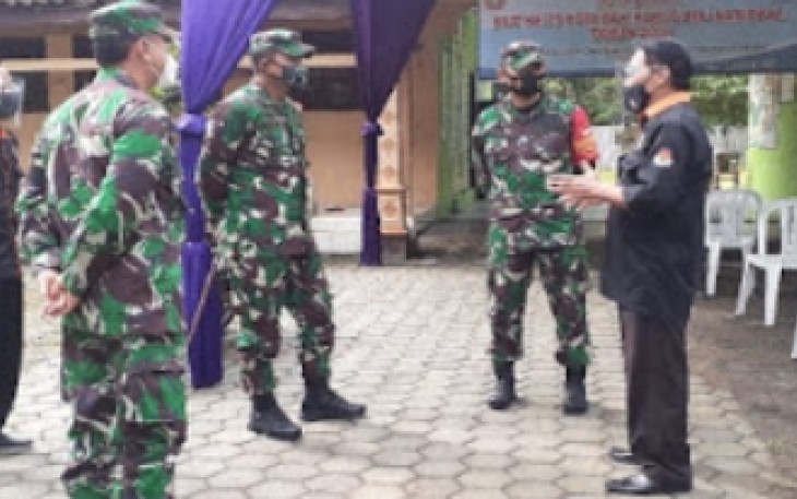 Komandan Korem 073/Makutarama Kolonel Inf Ari Yulianto, melakukan peninjauan dibeberapa tempat pemungutan suara (TPS) di Kabupaten Kendal Rabu (09/12)