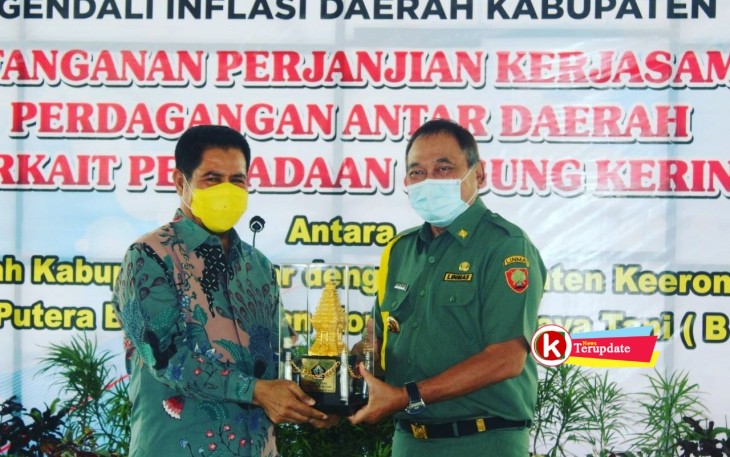 Pjs Bupati Blitar Budi Santosa (kanan) Menyerahkan Cinderamata Kepada Pjs Bupati Keerom Mohammad Ridwan Rumasukun (foto : Faisal NR / Klik Warta) 