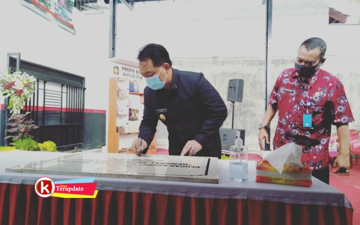 Pjs Walikota Blitar Jumadi Didampingi Kepala Disperdagin Pemkot Blitar Arianto Menandatangani Prasasti Peresmian Bengkel Metrologi di Kota Blitar (foto : Faisal NR / Klikwarta.com Blitar) 