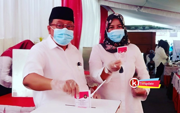 Walikota Santoso Didampingi Istri Vetty Wulandari Santoso Salurkan Hak Pilihnya (foto : Faisal NR / Klik Warta) 