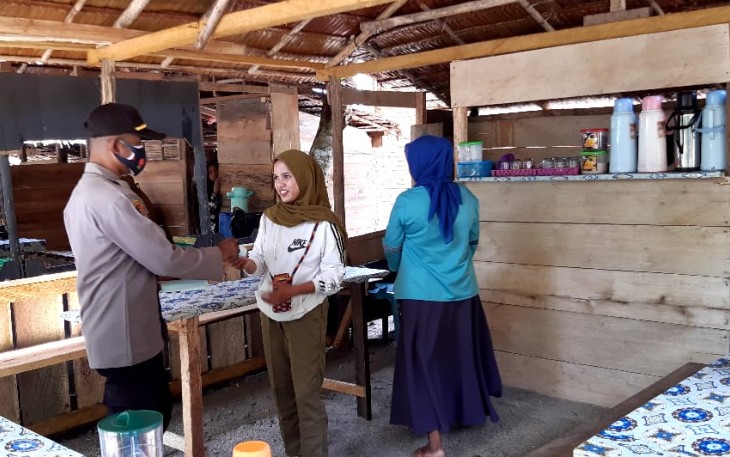 Kapolsek Seram Barat Iptu Idris Mukadar Beri Imbauan Kepada Pengunjung Objek Wisata Untuk Taati Prokes  