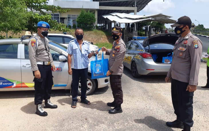 Polsek Bandara RHF Tanjung pinang Bantu Warga Terdampak PPKM Level 4. Penyaluran Bansos