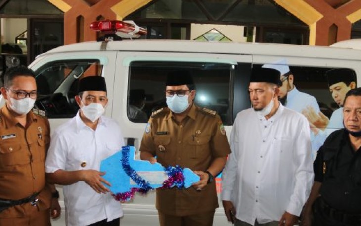 Wakil Wali Kota Bengkulu Dedy Wahyudi Saat Menyerahkan Mobil Ambulans Kepada Ketua Pengurus Harian LDII Provinsi Bengkulu H Meri Sasdi 
