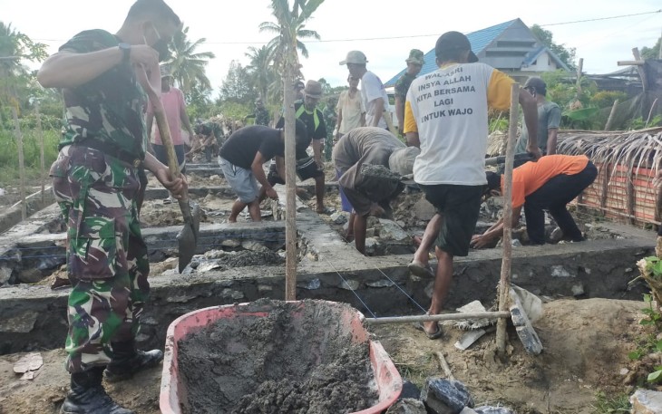Pangdam XIV Hasanuddin Bantu Bangun Kembali Rumah Warga Kolut yang Terbakar
