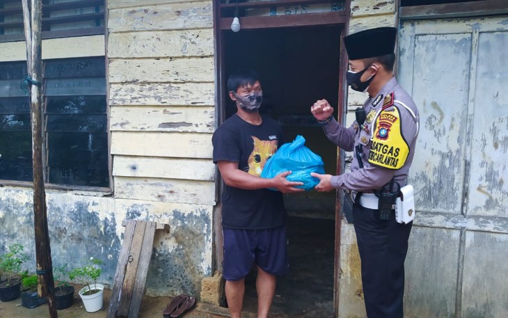 Satlantas Polres Bintan Bagikan Sembako Pada Masyarakat 