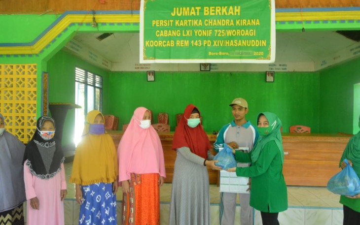 Persit KCK Cab LXI Yonif 725 Bangun Silaturahmi Dan Beri Motivasi Kepada Masyarakat Sekitar