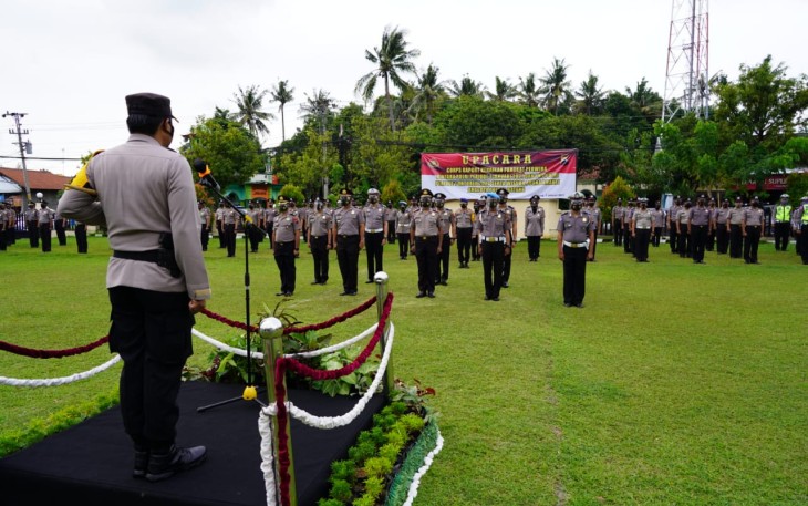 Kapolres Batang AKBP Edwin Louis Sengka, S.I.K., M.Si, memimpin upacara Korps Raport, atau kenaikan pangkat bagi 85 personel Polres Batang di Halaman Mapolres setempat, pada Jumat (1/1/2021) sore.