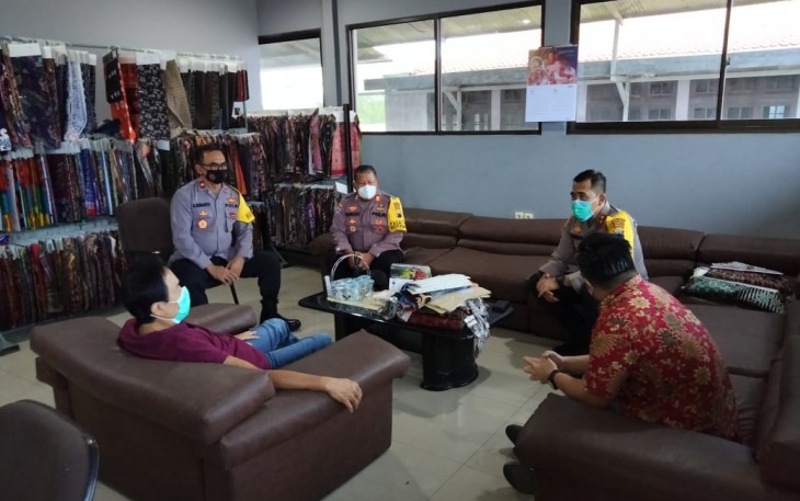 Kunjungan Kapolres Pekalongan Kota di kediaman Bpk Yanto Jl Ahmad Yani Kec Pekalongan Timur guna mempererat tali silaturahmi bersama para tokoh ulama / Tokoh Masyarakat Selasa, (5/1/2021)