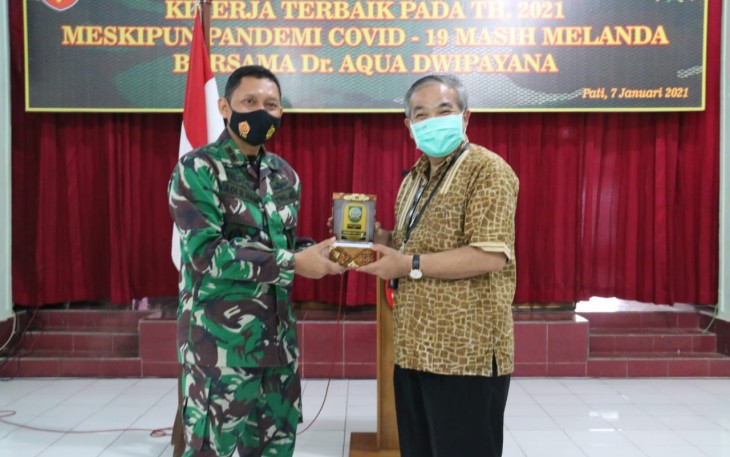 Letkol Czi Adi Ilham Zamani bersama Dr Aqua Dwipayana