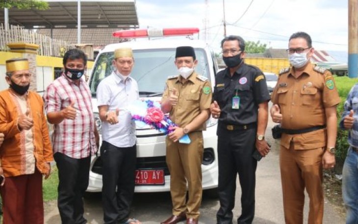 Wakil Wali Kota Bengkulu Dedy Wahyudi Saat Menyerahkan 1 Unit Ambulans Kepada Ketua Pengurus KKSS di Rumah Kediamannya di RT 7 RW 5 Kelurahan Padang Serai