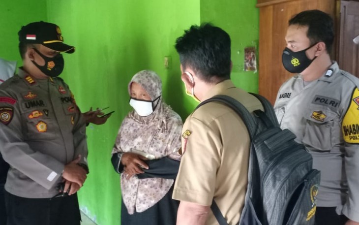 Kapolsek Gemuh AKP Abdullah Umar SH MH Anggota Polsek Gemuh dan Beberapa Media Saat Menemui Ibu Korban