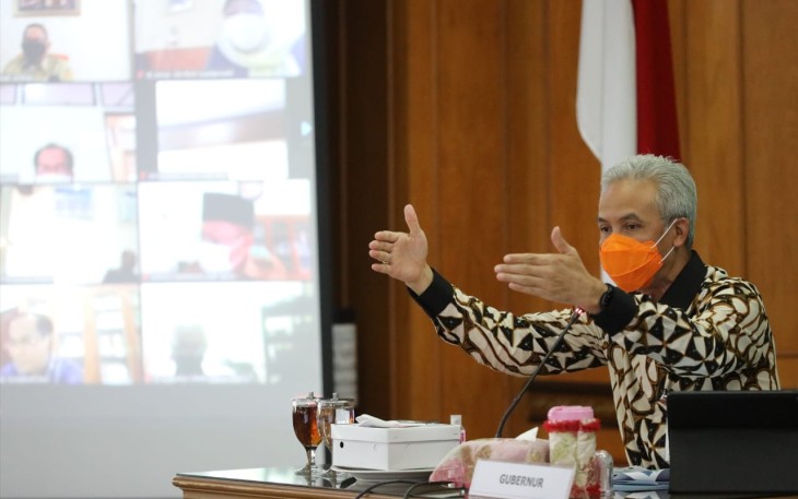 Ganjar saat memimpin rapat penanganan COVID-19 di lantai 2 kantor Pemprov Jateng, Senin (11/1).