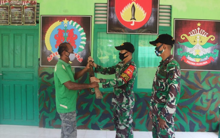 Komandan Pos Sei Tekam Satgas Pamtas RI-MLY Yonif 407/PK Serka M Kharis Amrulloh Terima 1 Pucuk Senjata Api Rakitan Jenis Penabur