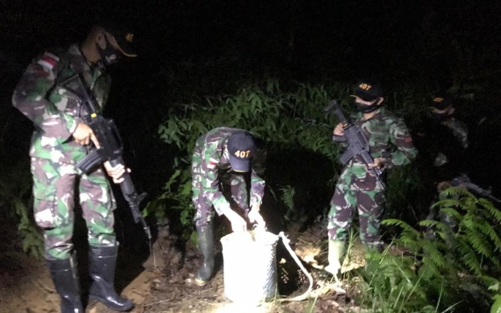 Satgas Pamtas RI-MLY Yonif 407/PK Berhasil Gagalkan Upaya Penyelundup Miras Ilegal